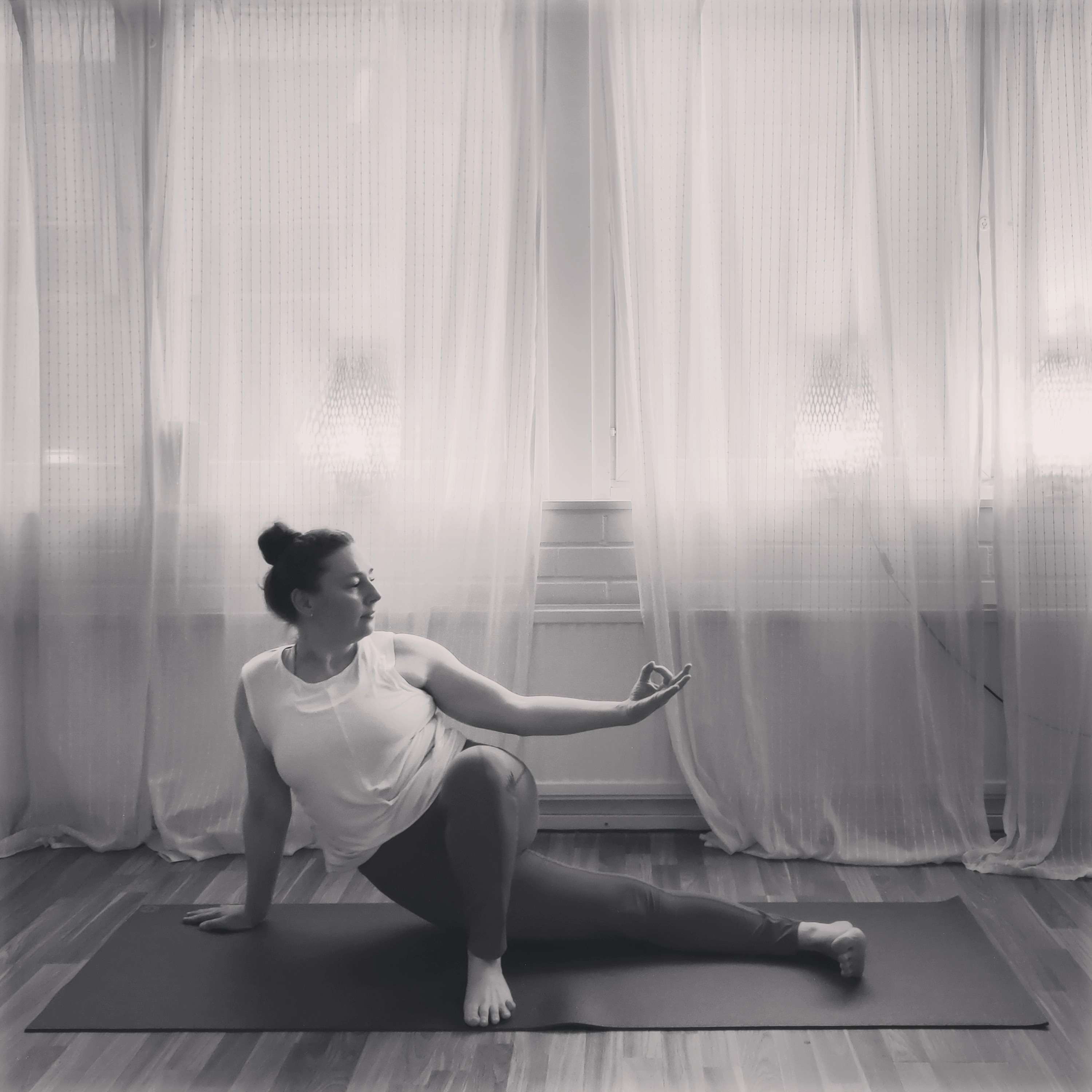 Joogaharjoitus sisätilassa